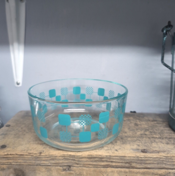 Vintage Pyrex Turquoise Square Pattern Bowl - Picture 3 of 7